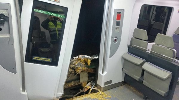 Varios heridos leves al colisionar un tren de pasajeros con un mercancías en Hernani