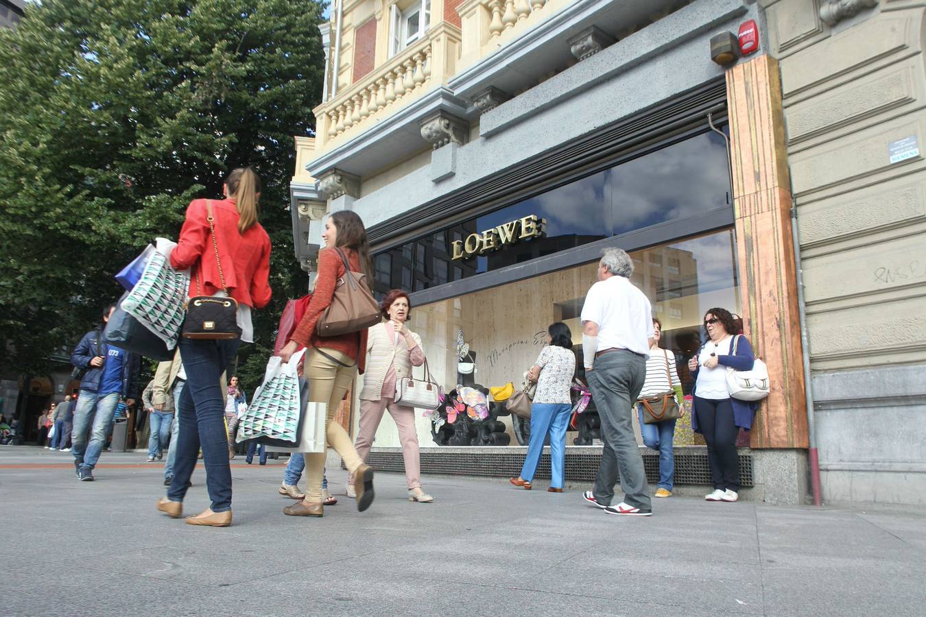 Tras 50 años en Bilbao, Loewe abandonó su céntrico local en la Plaza Moyua en septiembre de 2013. Hoy lo ocupa Michael Kors. 