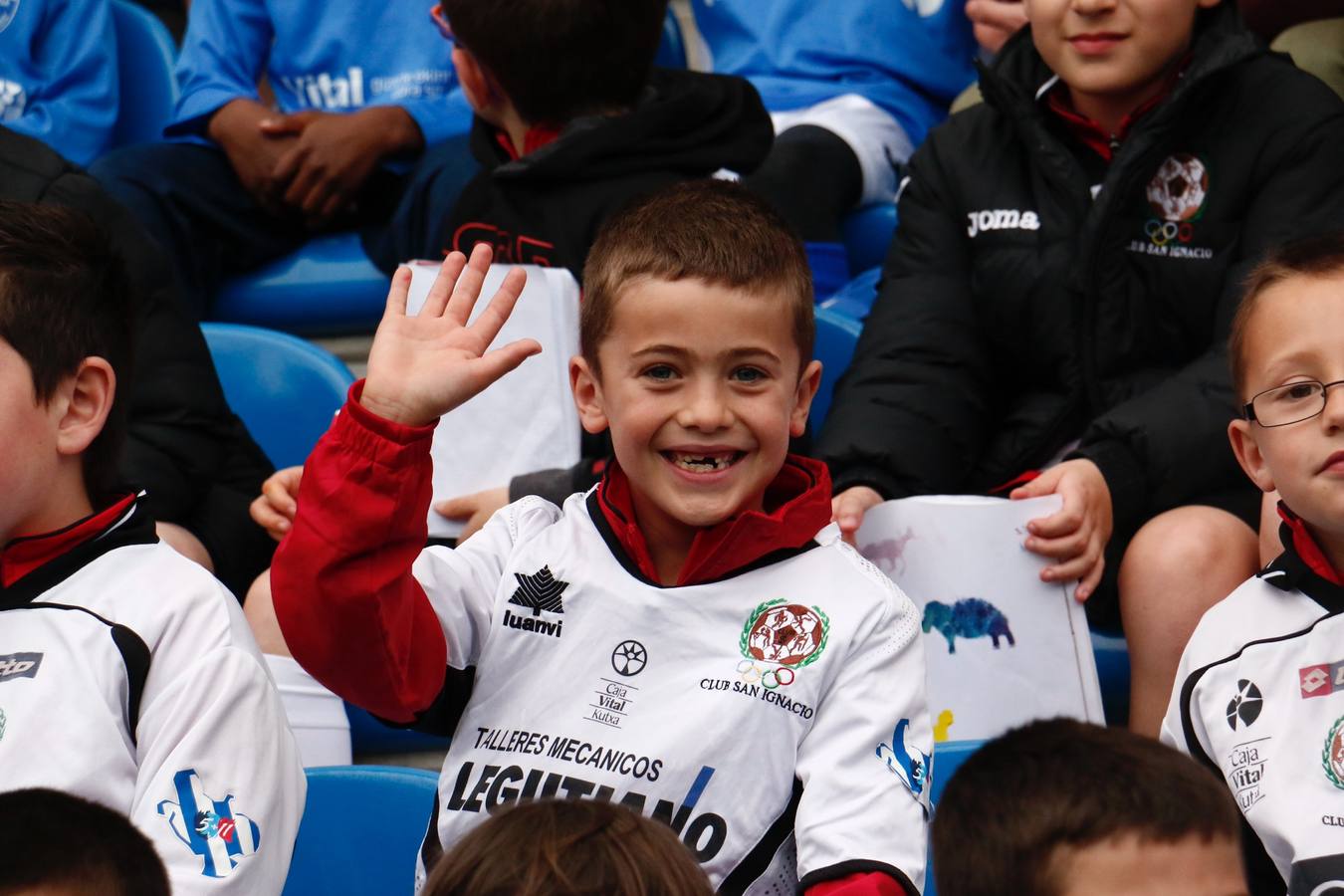 Los niños se preparan para la foto con los jugadores del Alavés