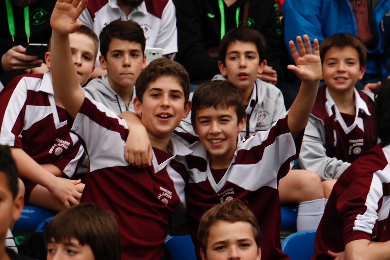 Los niños se preparan para la foto con los jugadores del Alavés