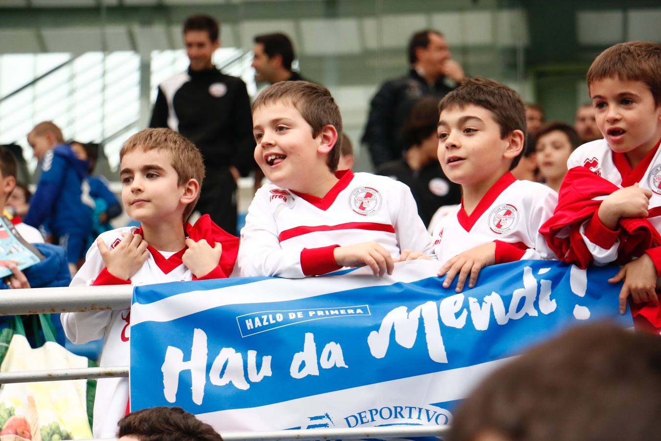 Los niños se preparan para la foto con los jugadores del Alavés