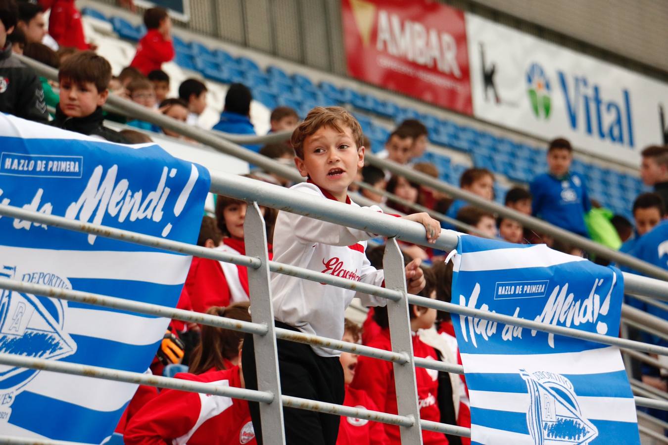 Los niños se preparan para la foto con los jugadores del Alavés