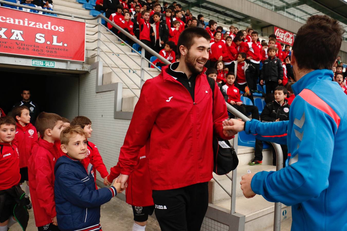 Los niños se preparan para la foto con los jugadores del Alavés