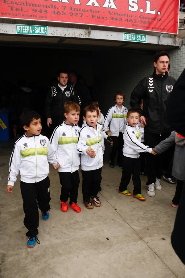 Los niños se preparan para la foto con los jugadores del Alavés