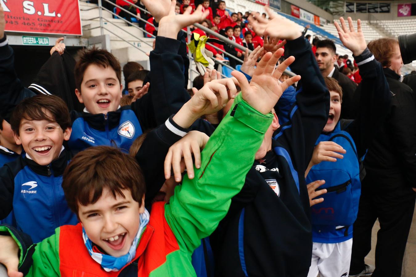 Los niños se preparan para la foto con los jugadores del Alavés