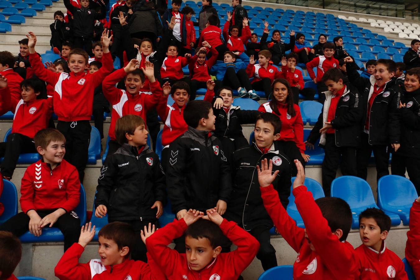 Los niños se preparan para la foto con los jugadores del Alavés