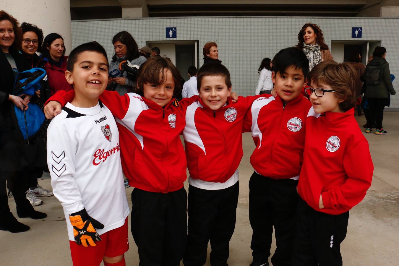 Los niños se preparan para la foto con los jugadores del Alavés