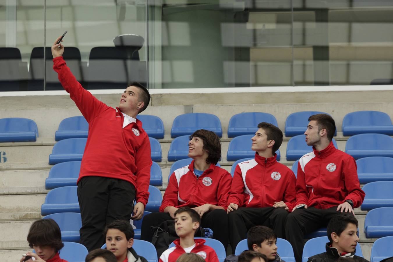 Los niños se preparan para la foto con los jugadores del Alavés