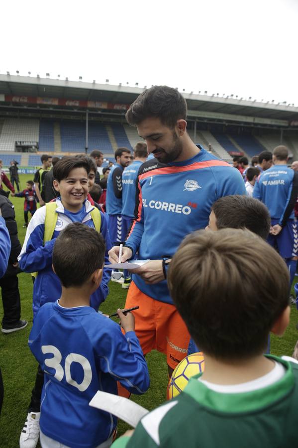 Los jugadores saludan y firman autógrafos a los niños