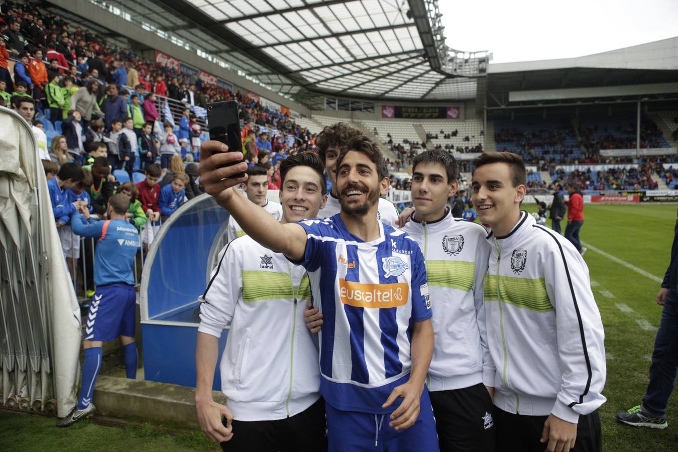 Los jugadores saludan y firman autógrafos a los niños