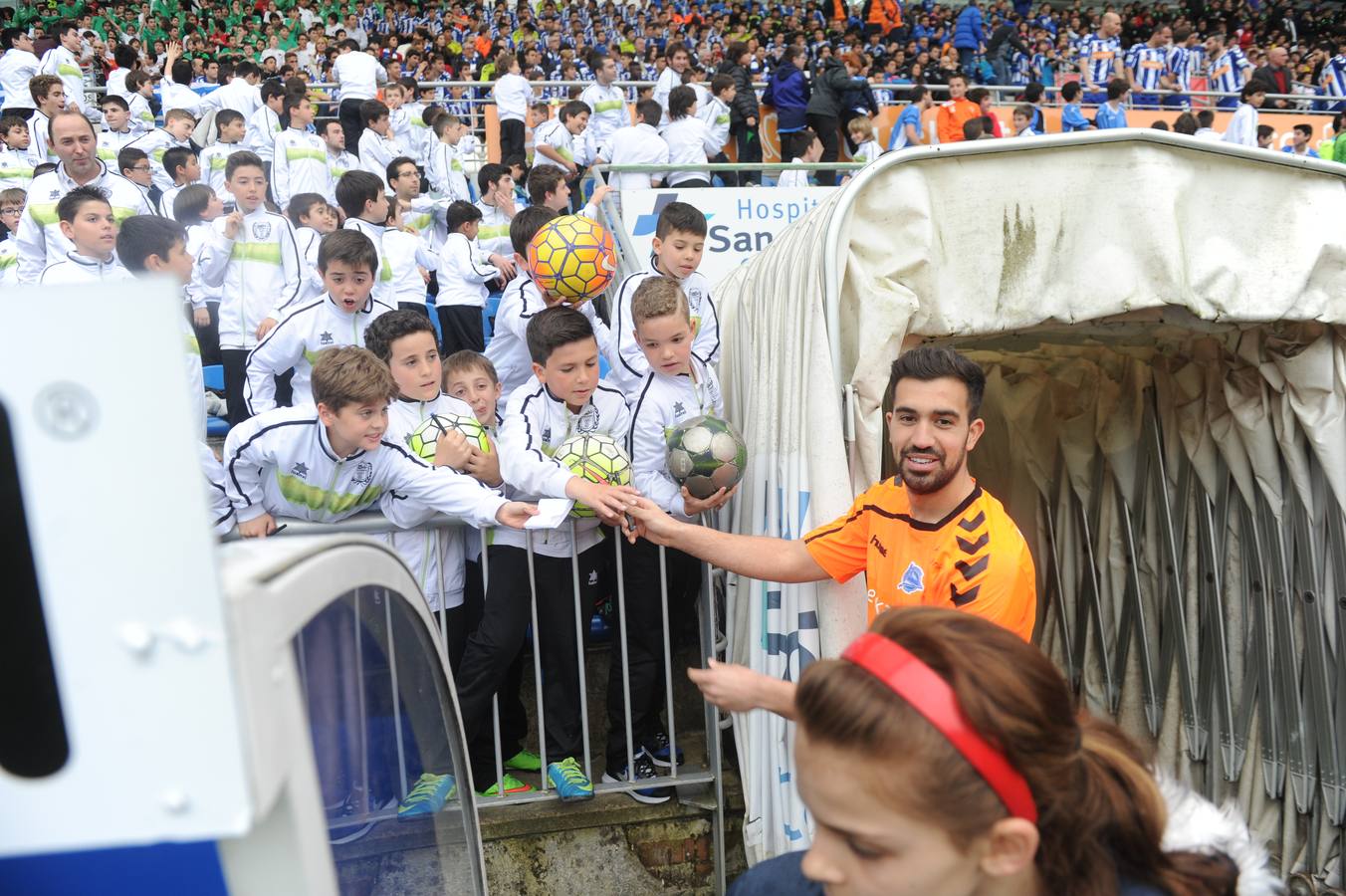 Los jugadores saludan y firman autógrafos a los niños