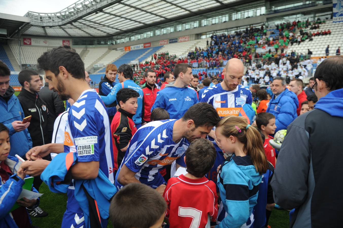 Los jugadores saludan y firman autógrafos a los niños