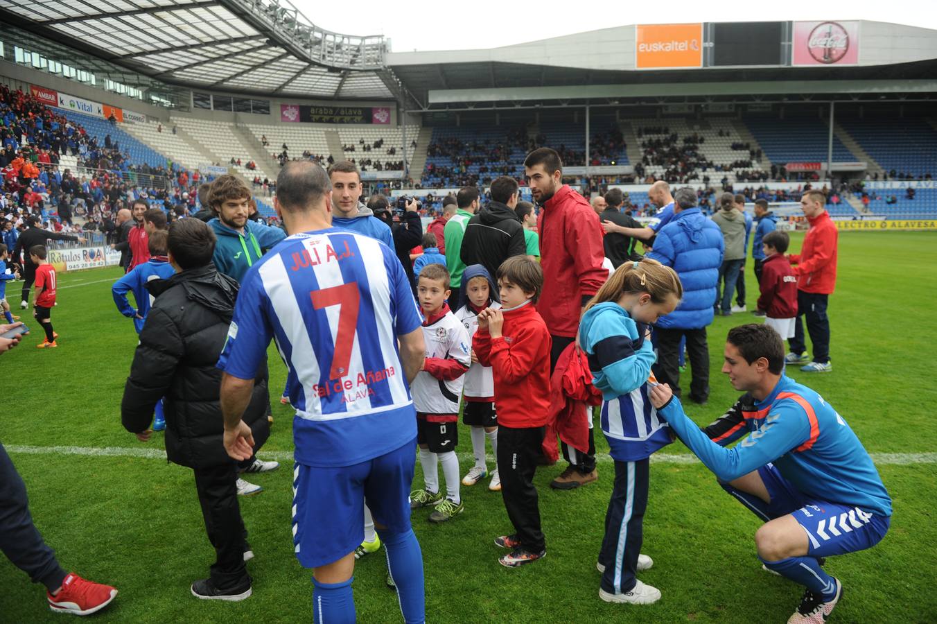 Los jugadores saludan y firman autógrafos a los niños