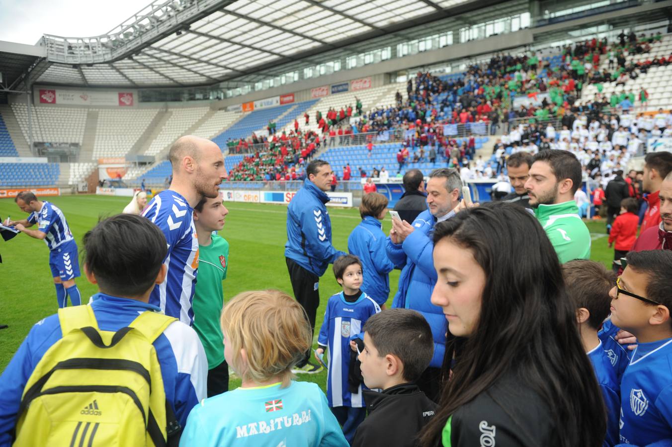 Los jugadores saludan y firman autógrafos a los niños