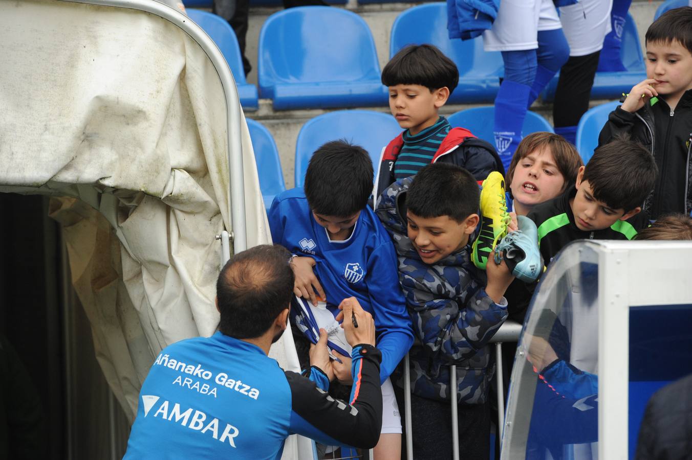 Los jugadores saludan y firman autógrafos a los niños