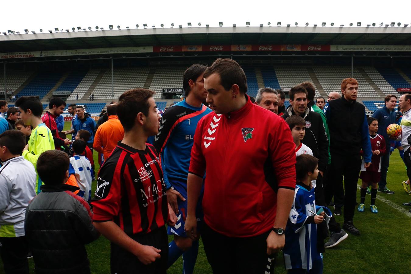 Los jugadores saludan y firman autógrafos a los niños