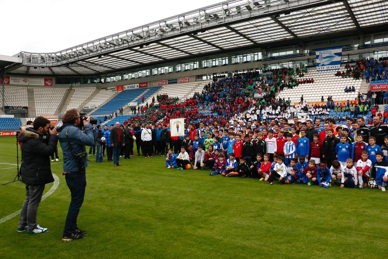 Los jugadores saludan y firman autógrafos a los niños