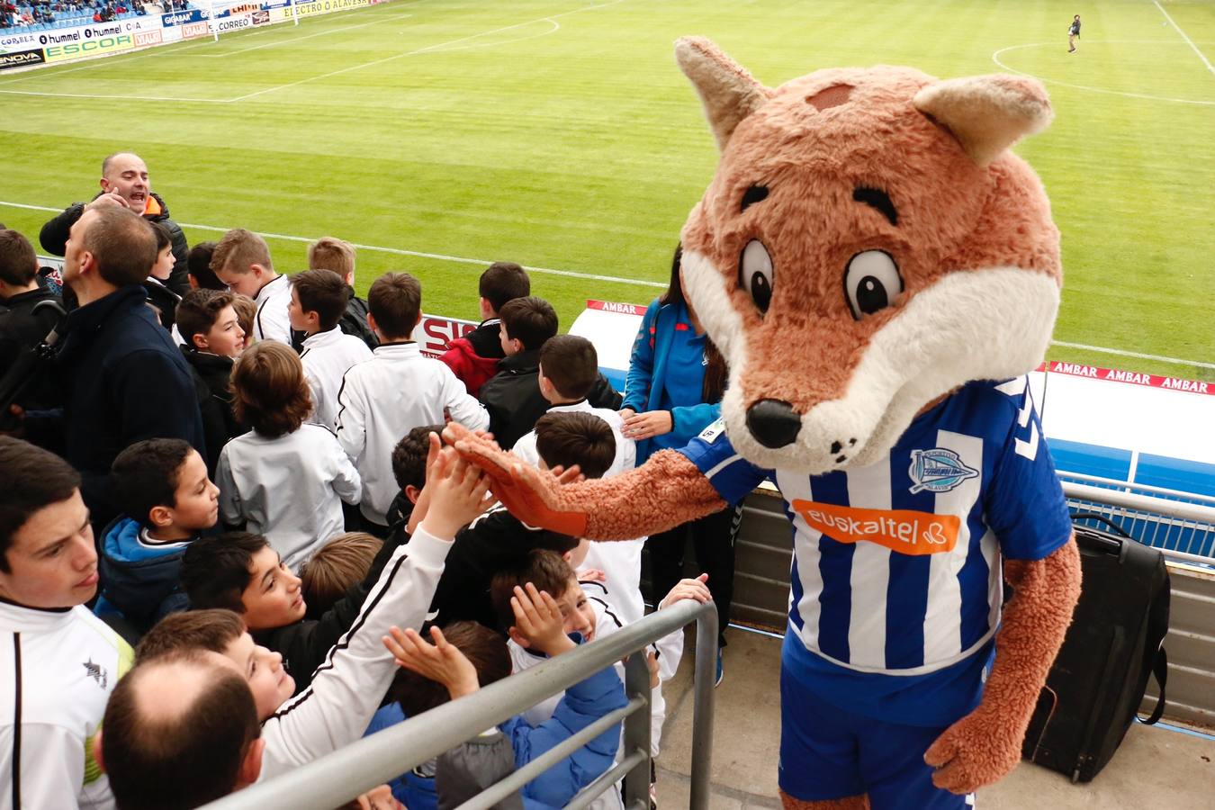 Los jugadores saludan y firman autógrafos a los niños