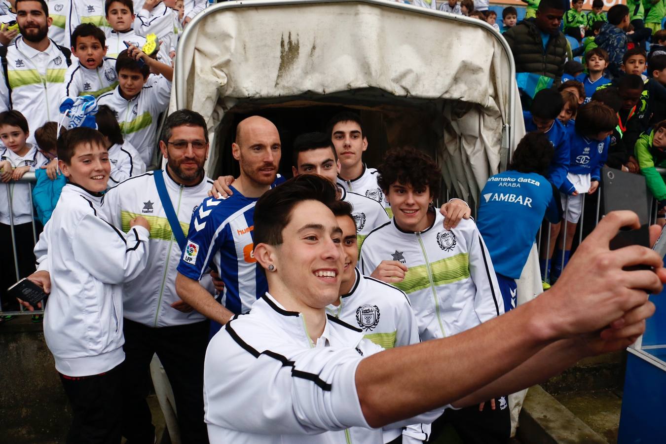 Los jugadores saludan y firman autógrafos a los niños