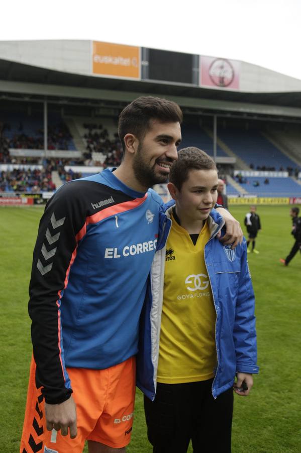 Los jugadores saludan y firman autógrafos a los niños