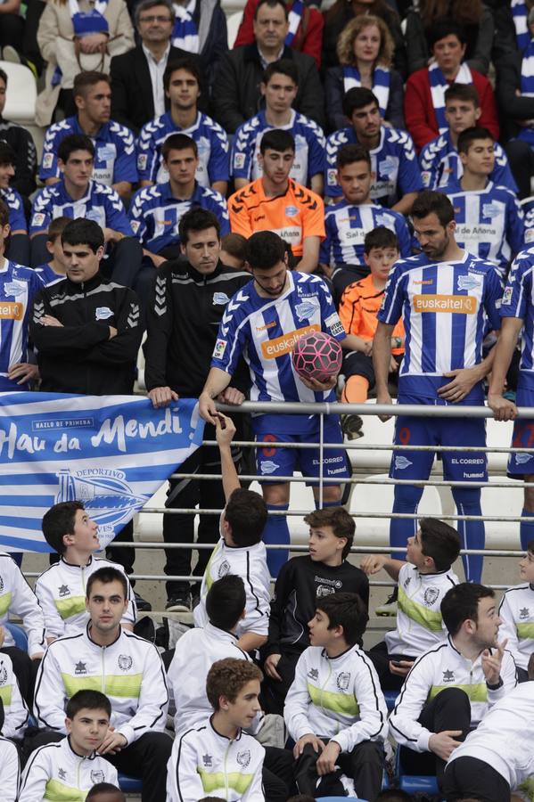 Los jugadores saludan y firman autógrafos a los niños