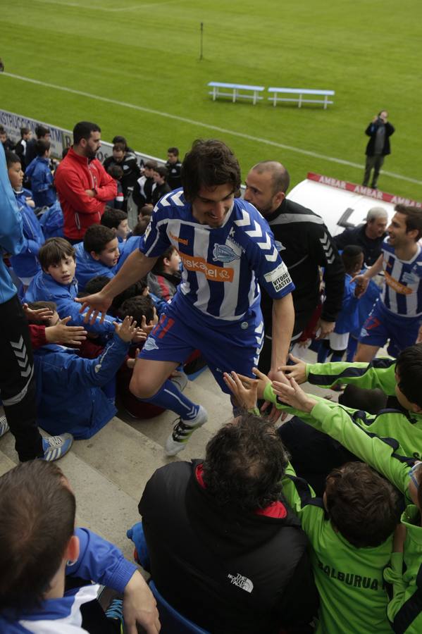 Los jugadores saludan y firman autógrafos a los niños