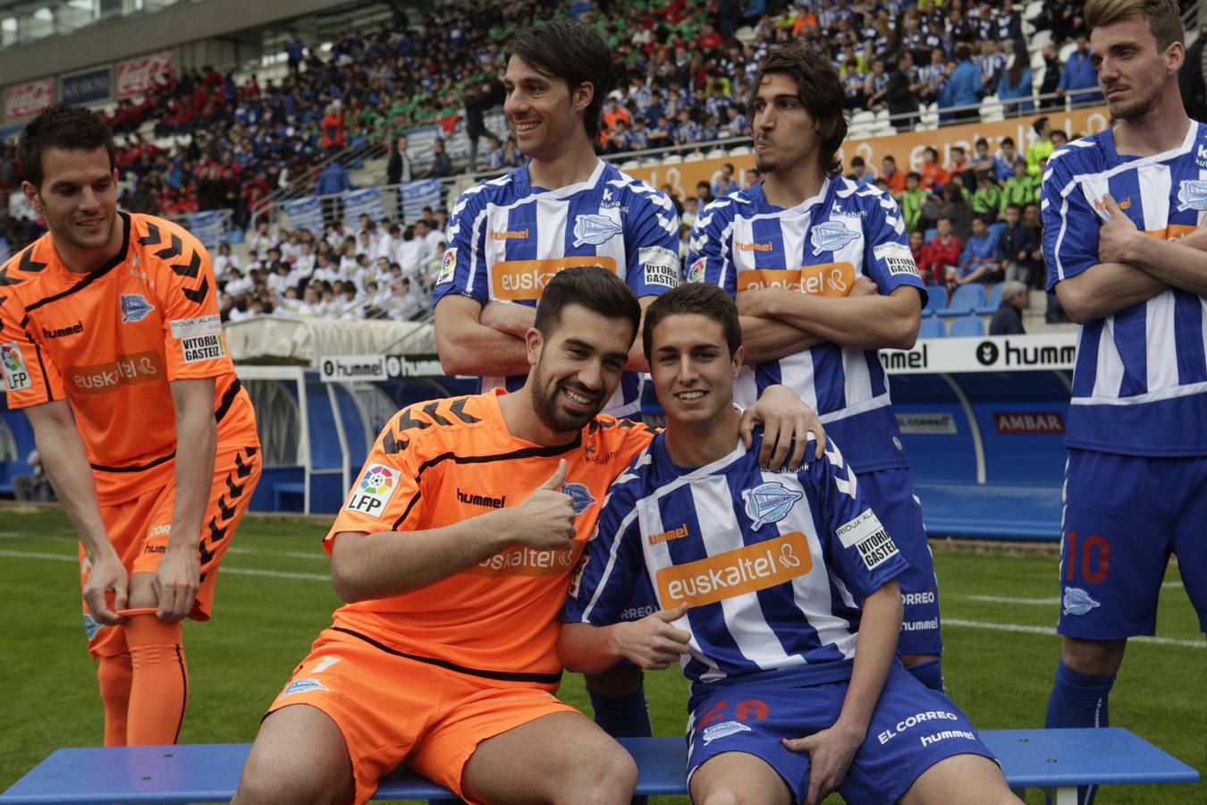 Los jugadores del Álaves posan para la foto de El Correo