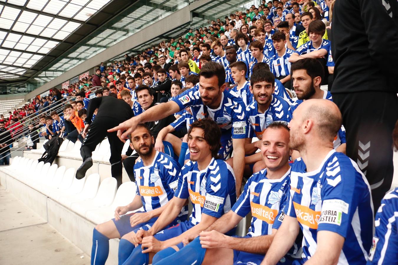 Los jugadores del Álaves posan para la foto de El Correo