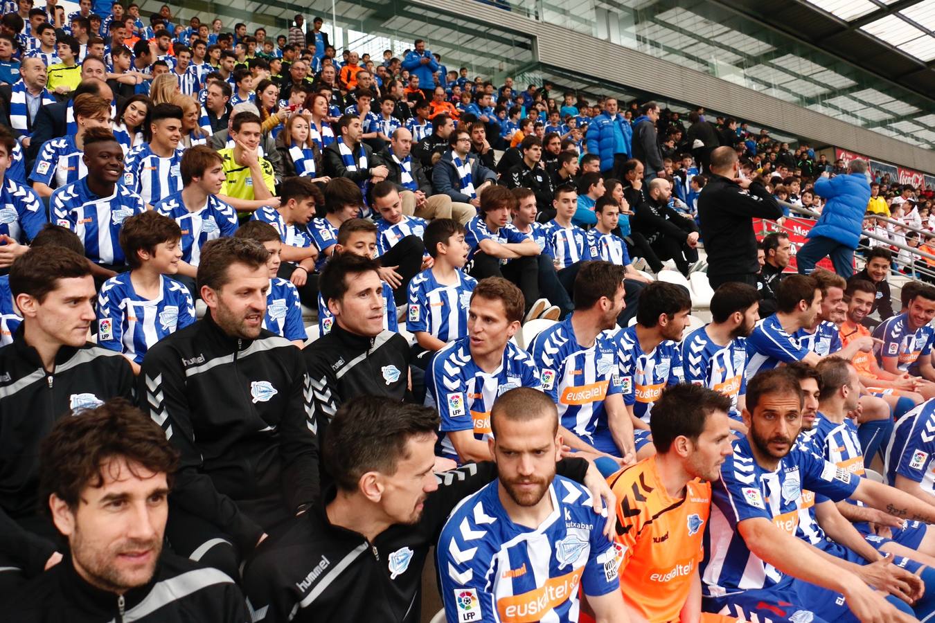 Los jugadores del Álaves posan para la foto de El Correo