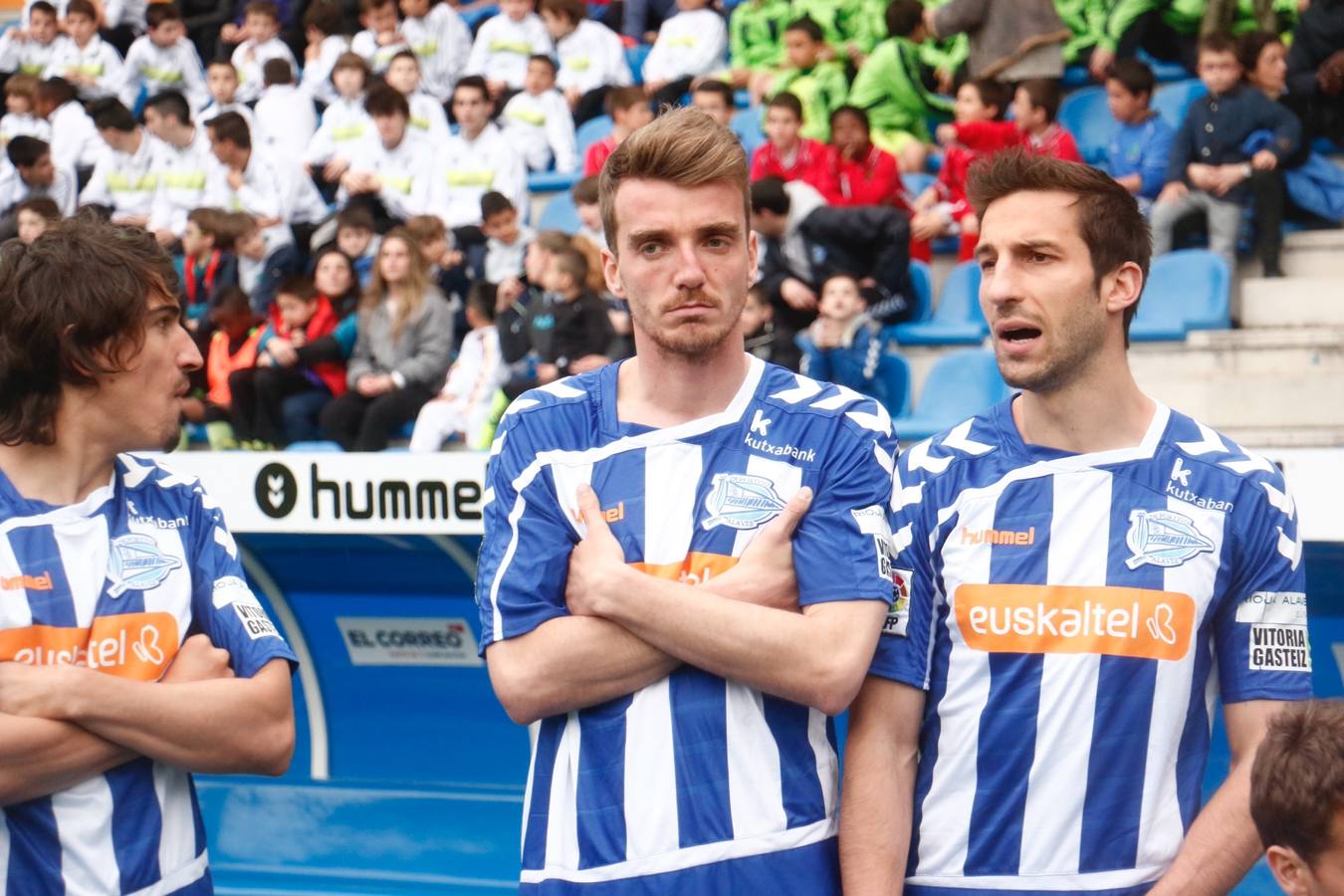 Los jugadores del Álaves posan para la foto de El Correo