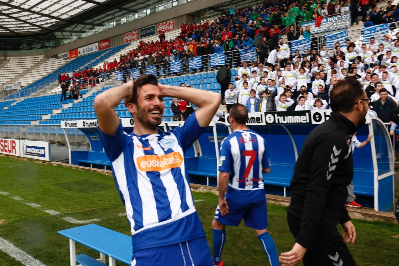 Los jugadores del Álaves posan para la foto de El Correo