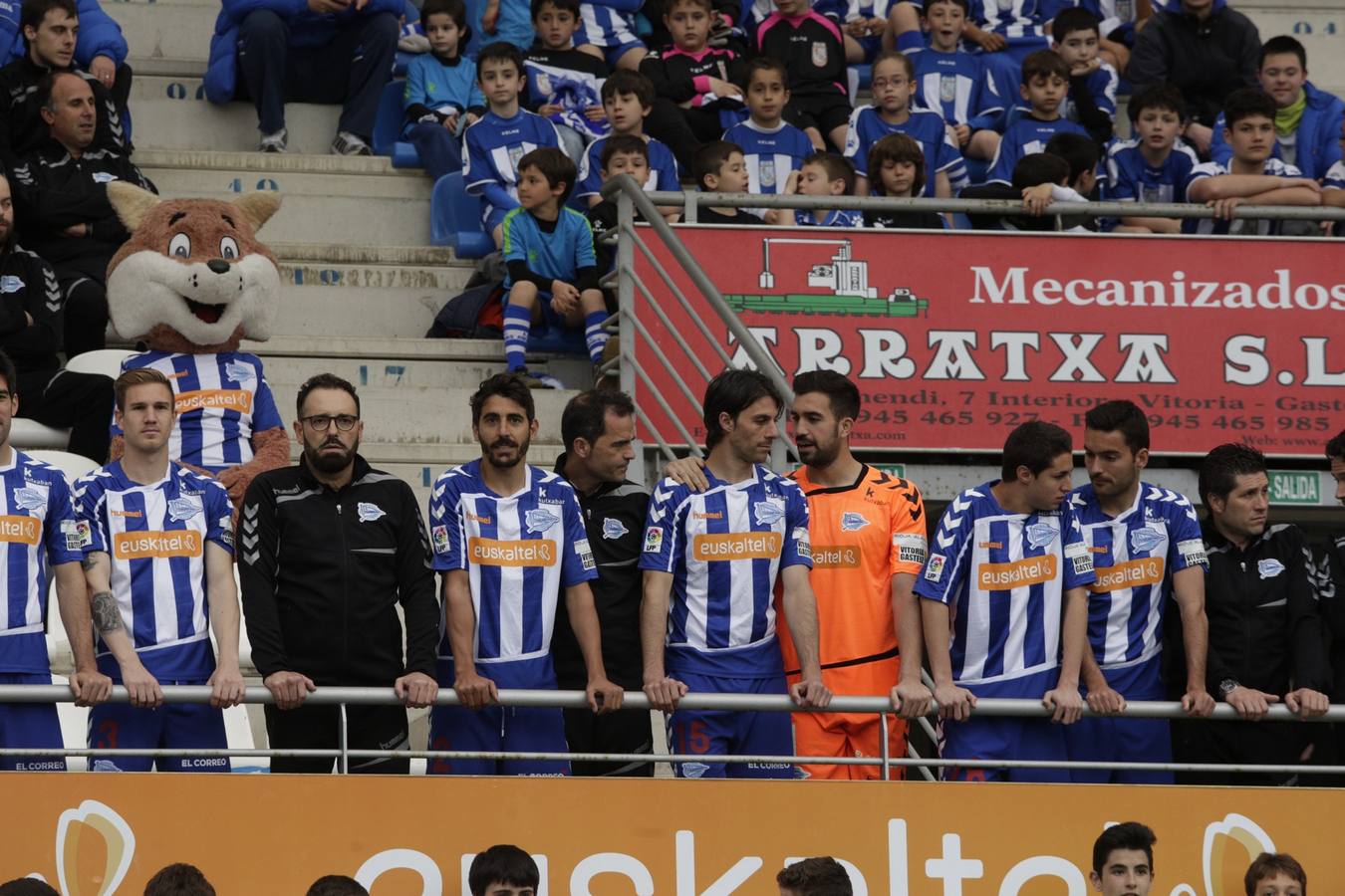 Los jugadores del Álaves posan para la foto de El Correo