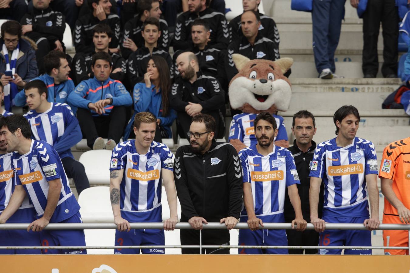 Los jugadores del Álaves posan para la foto de El Correo