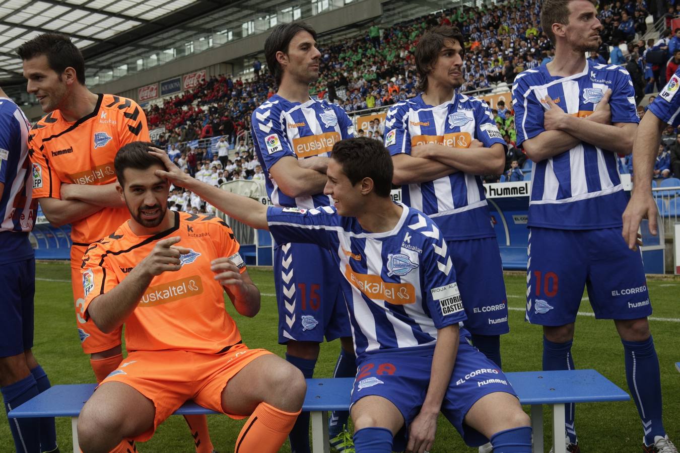 Los jugadores del Álaves posan para la foto de El Correo