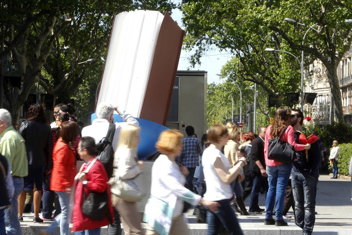 Cataluña celebra la tradicional fiesta de Sant Jordi