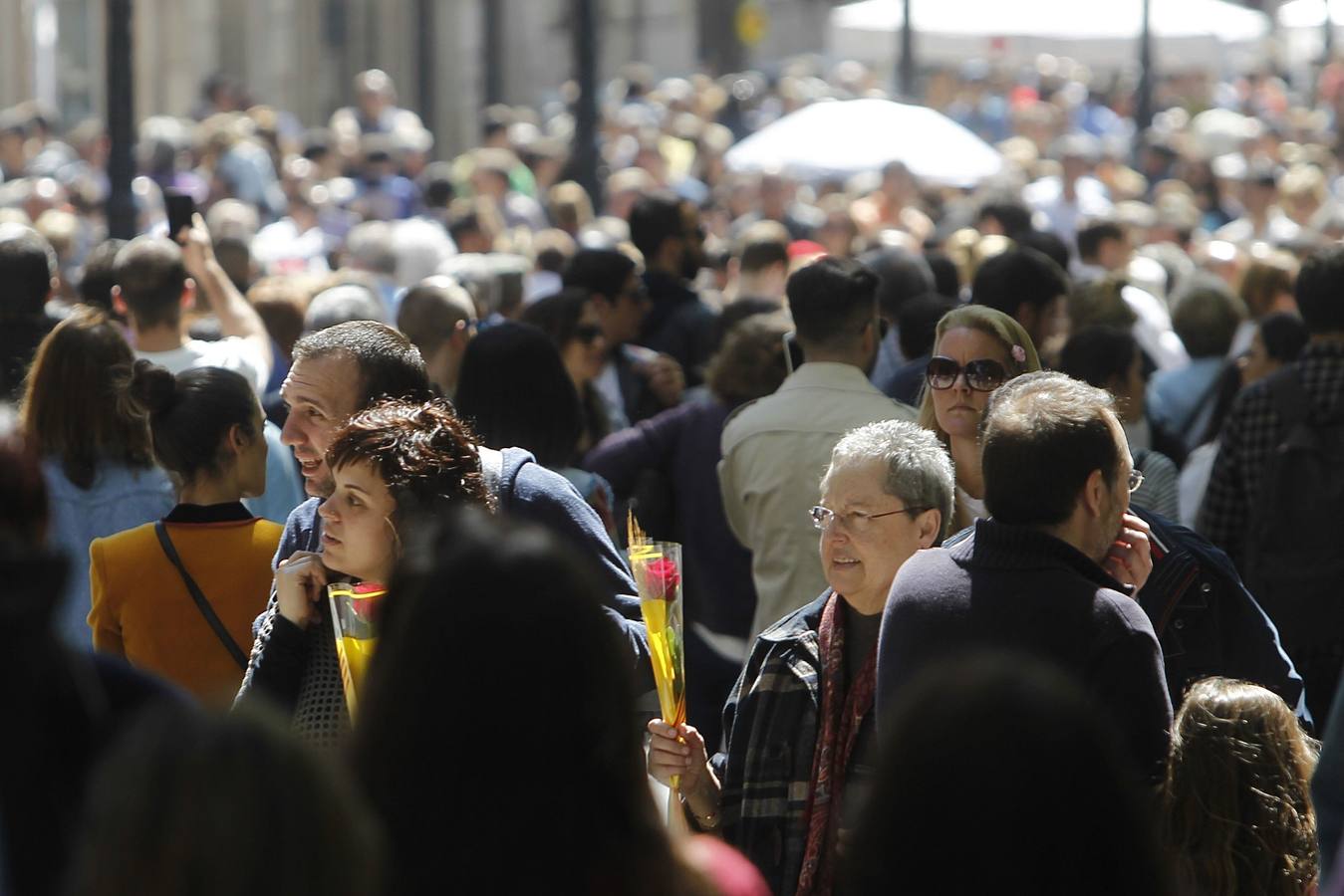 Cataluña celebra la tradicional fiesta de Sant Jordi