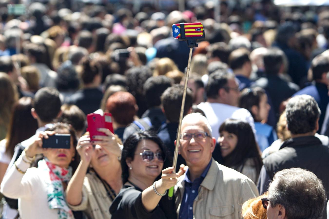 Cataluña celebra la tradicional fiesta de Sant Jordi