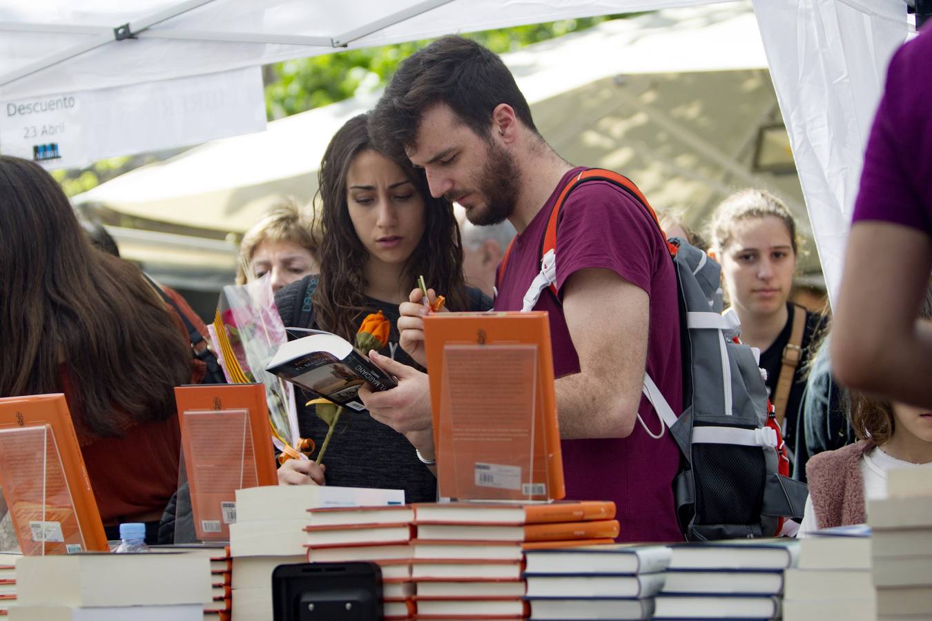 Cataluña celebra la tradicional fiesta de Sant Jordi