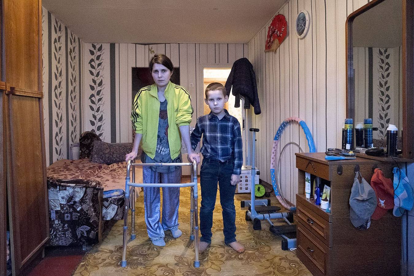 Anton tiene 9 años y su madre, enferma, 28 (Klimovichi).