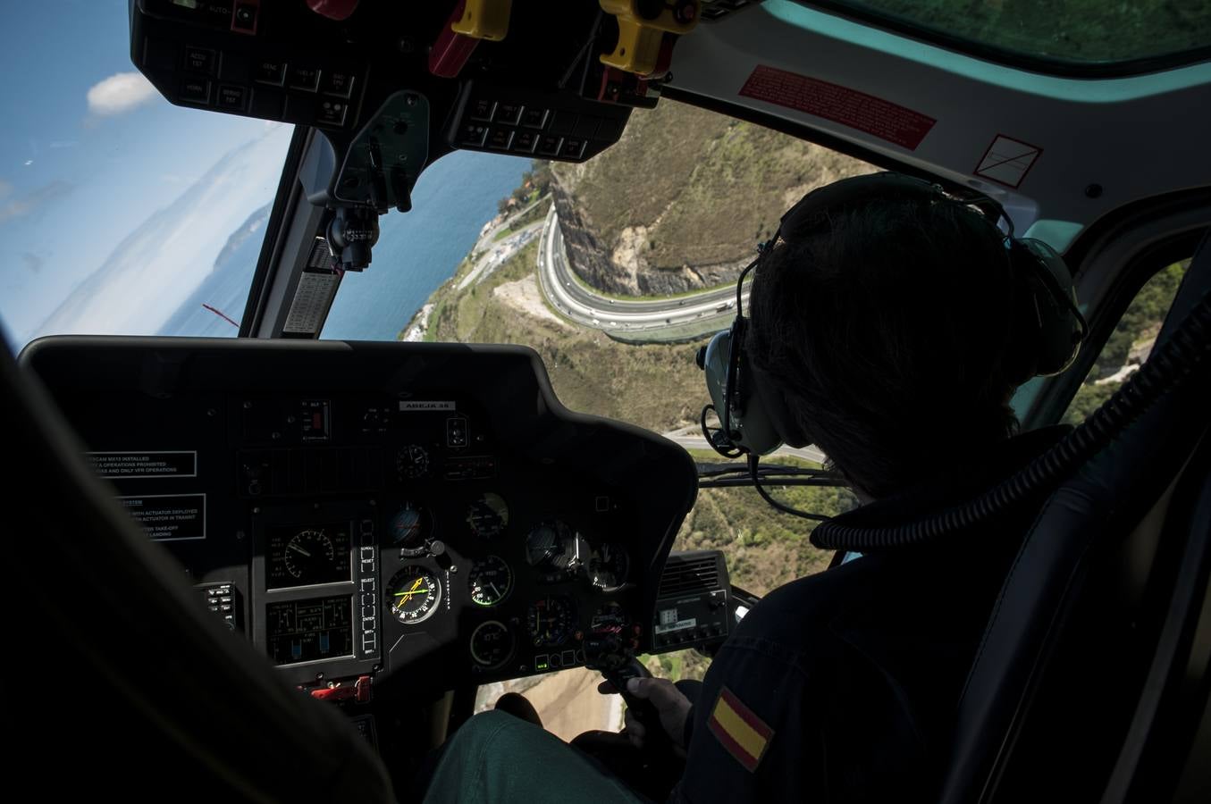 El helicóptero Pegasus de la DGT peina los 12 kilómetros que separan Castro de la muga con Bizkaia