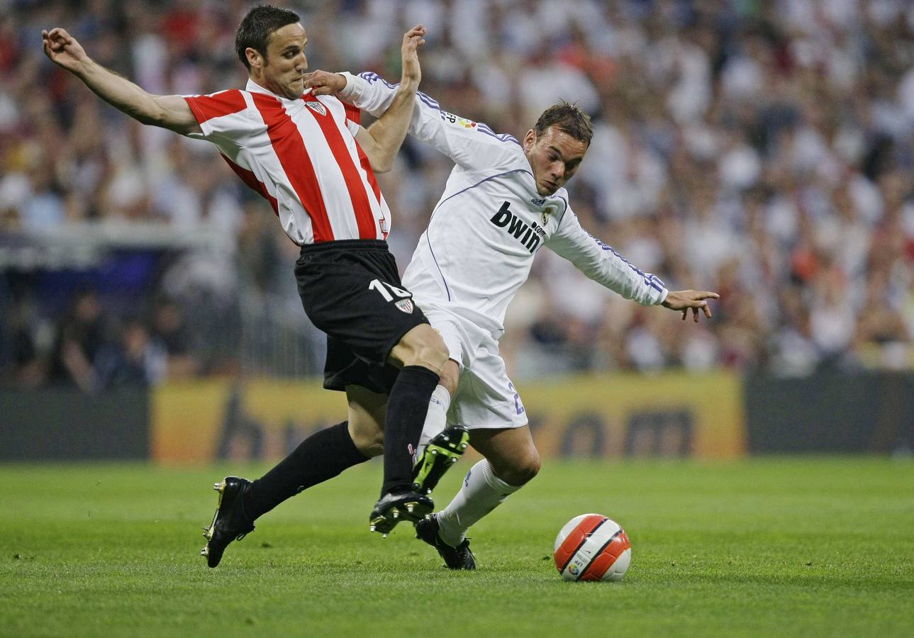 Gurpegui pugna por un balón con Wesley Sneijder, del Real Madrid, durante el partido en el Bernabeu que supuso su reaparición tras dos años de sanción por el supuesto 'doping' el 27 de abril de 2008