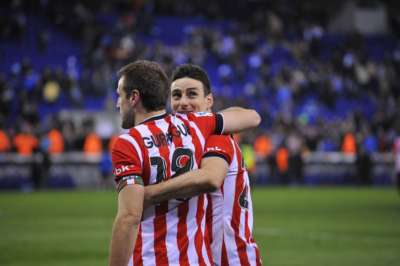 Carlos Gurpegui y Aritz Aduriz celebran el triunfo contra el Espanyol, en el partido de vuelta de las semifinales de la Copa en marzo de 2015