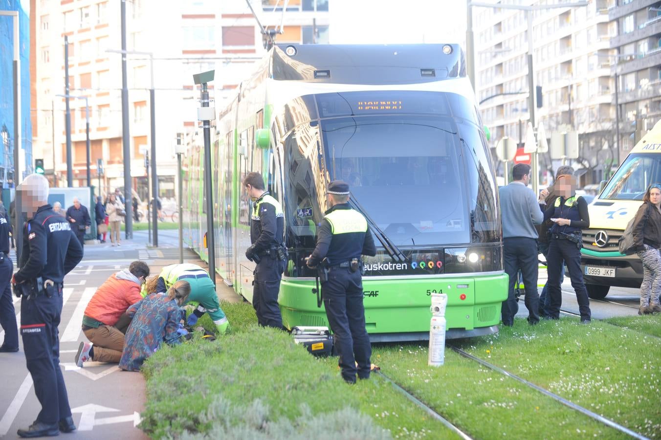 El tranvía arrolla a un ciclista en Vitoria