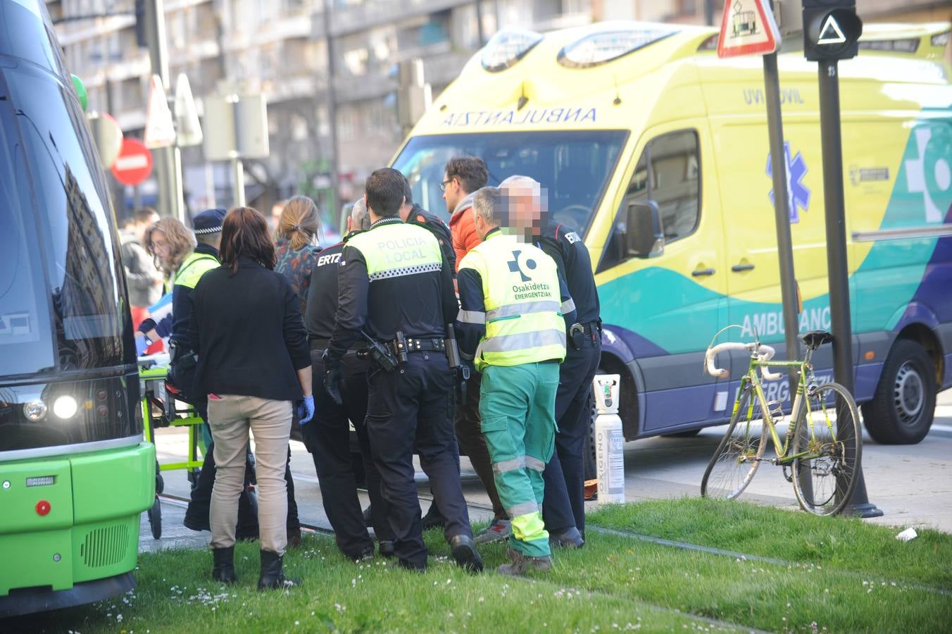 El tranvía arrolla a un ciclista en Vitoria