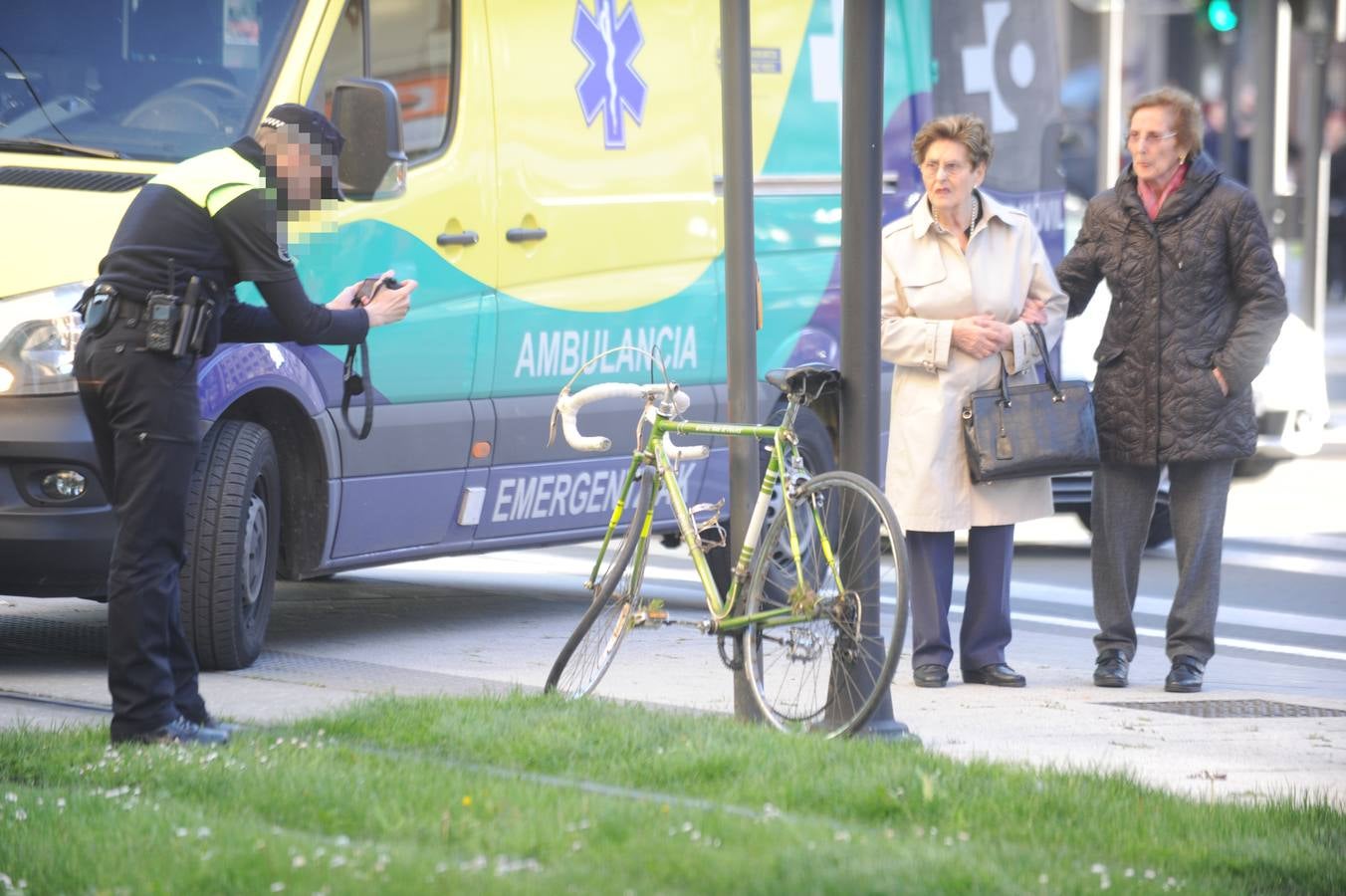El tranvía arrolla a un ciclista en Vitoria
