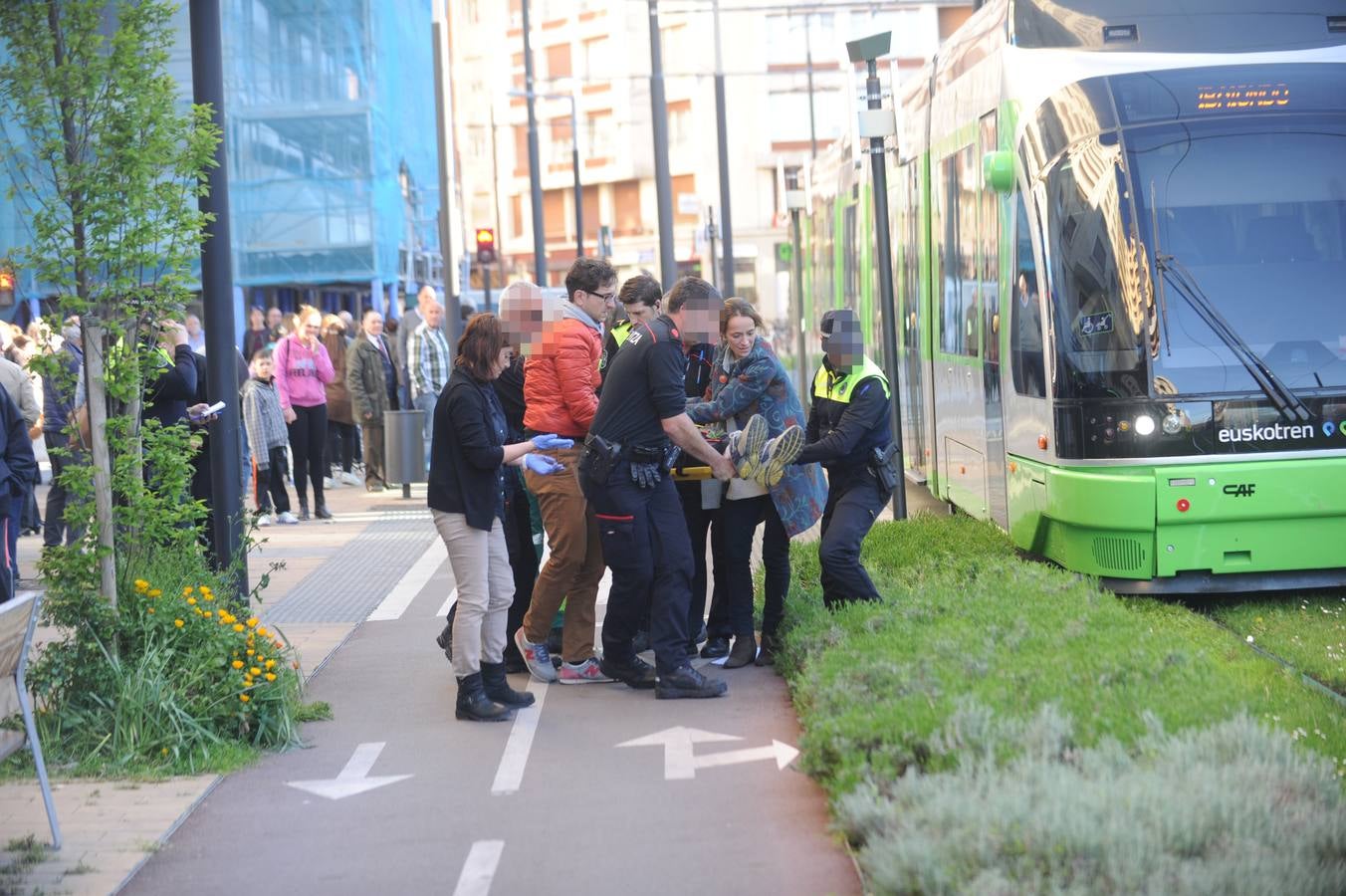 El tranvía arrolla a un ciclista en Vitoria
