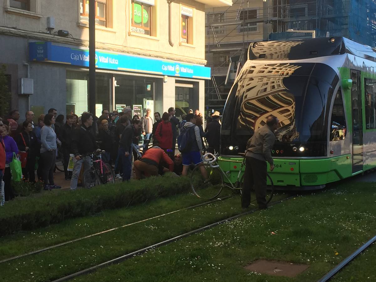 El tranvía arrolla a un ciclista en Vitoria