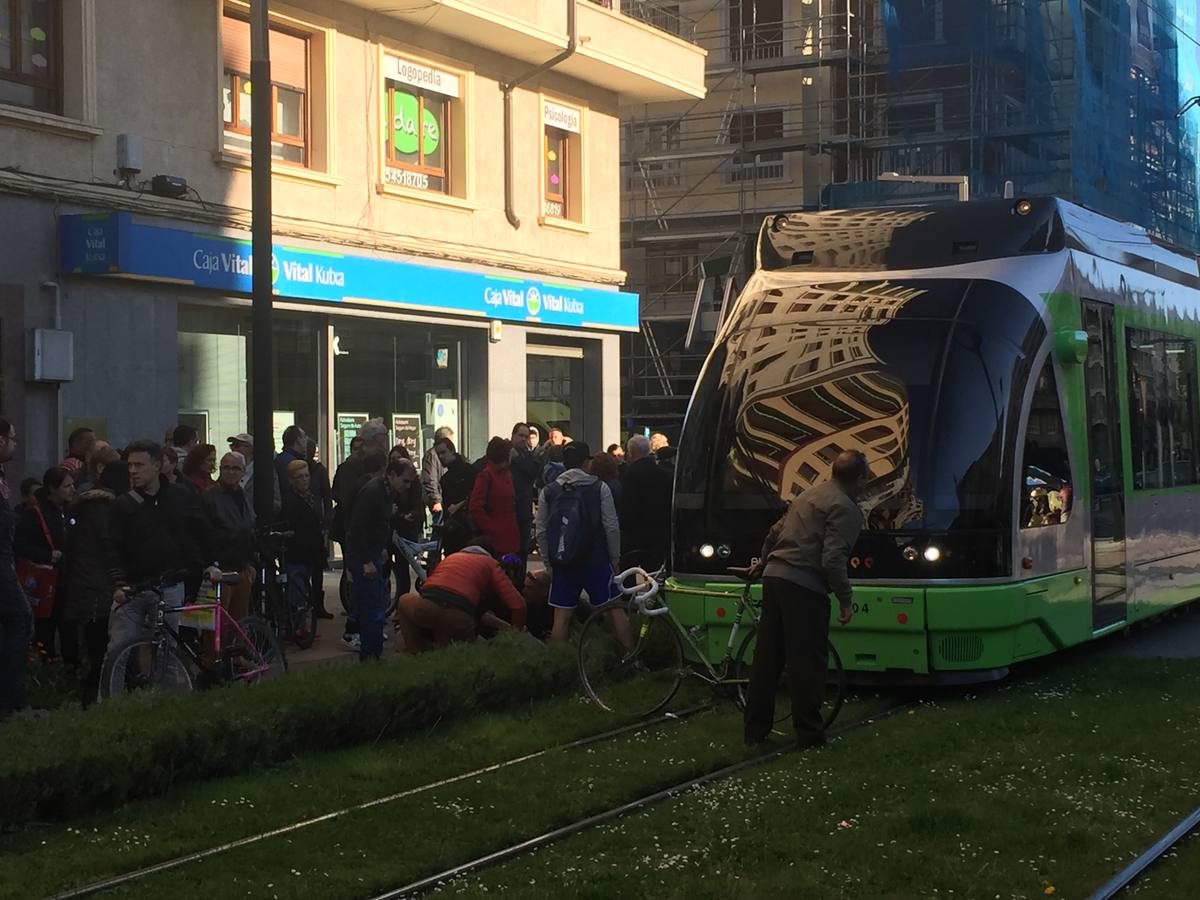 El tranvía arrolla a un ciclista en Vitoria