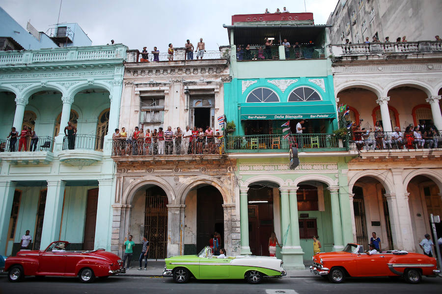 Cientos de cubanos han seguido desde los balcones el desfile de Chanel.