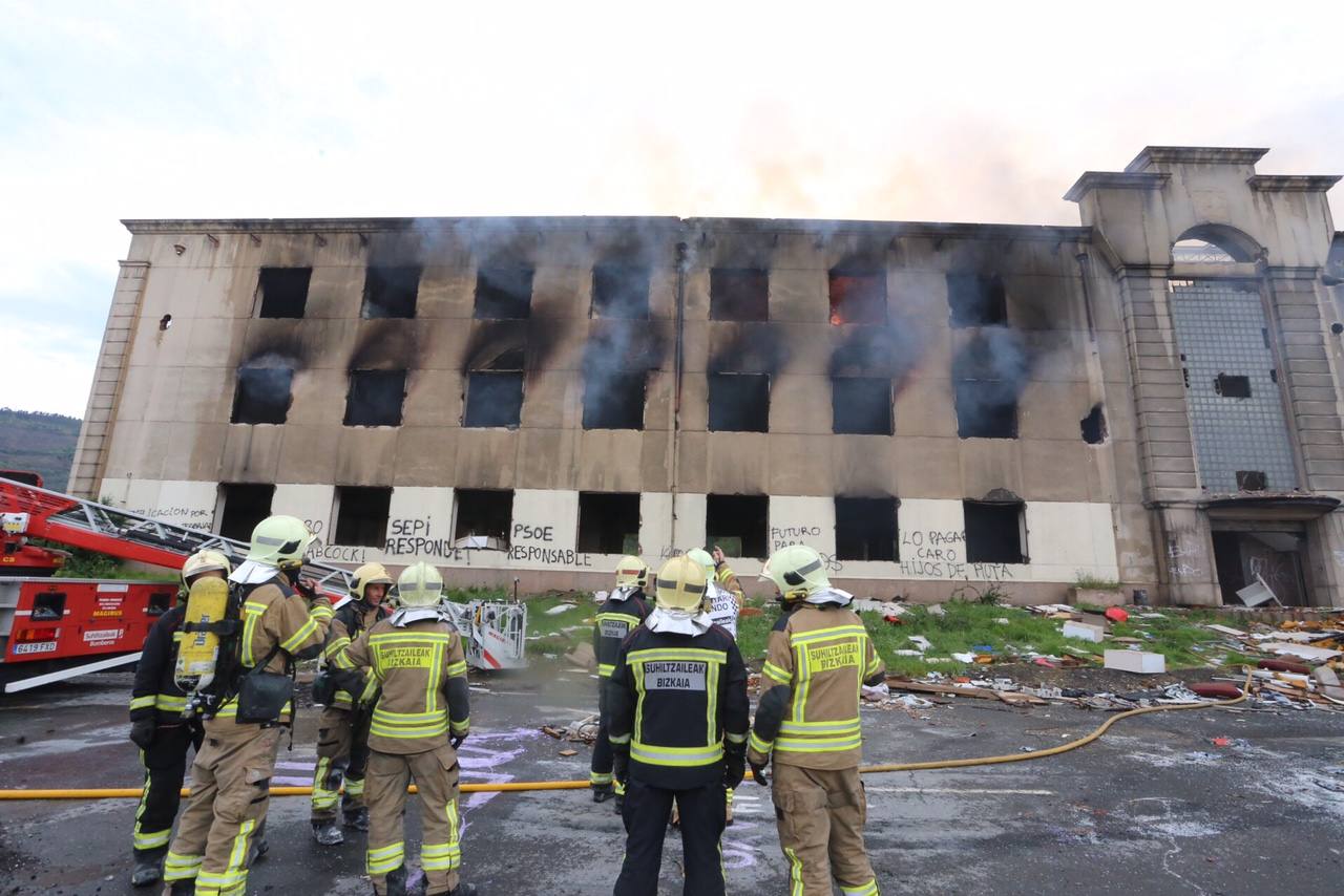 Espectacular incendio en la fábrica abandonada Babcock